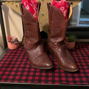 Cowboy boots men’s size 9 1/2 wide very nicely worn in ..in good shape